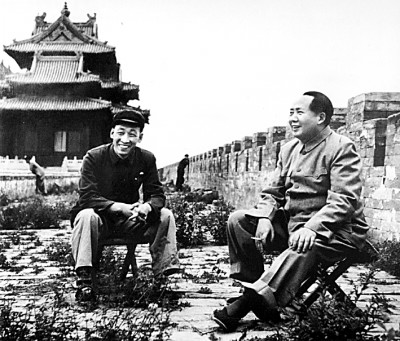 1954年,毛泽东主席在故宫城墙上视察。资料图片